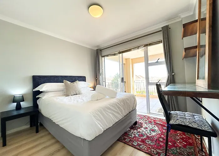 Century Hideaway With Mountain Views, Security, Free Parking