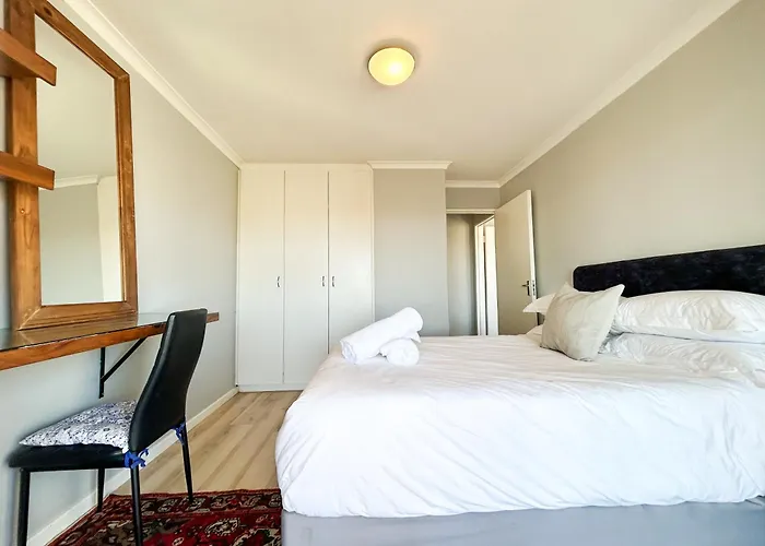 Century Hideaway With Mountain Views, Security, Free Parking