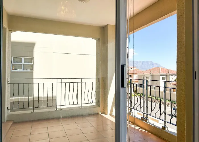Century Hideaway With Mountain Views, Security, Free Parking