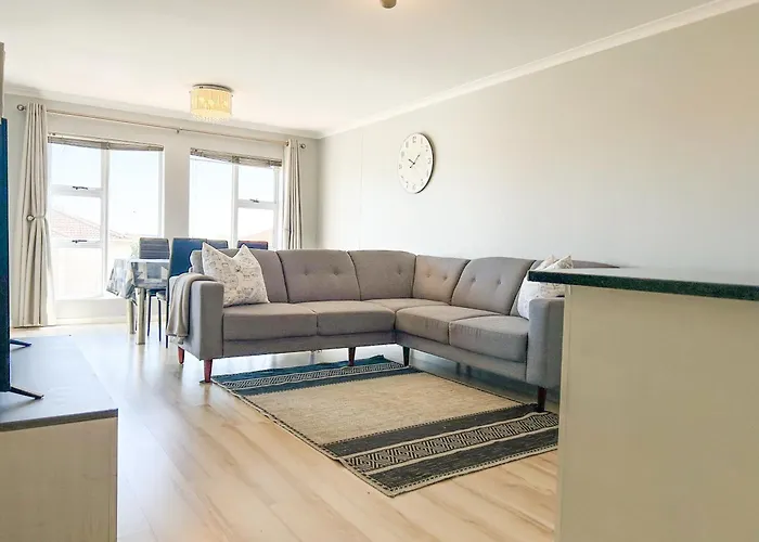 Century Hideaway With Mountain Views, Security, Free Parking