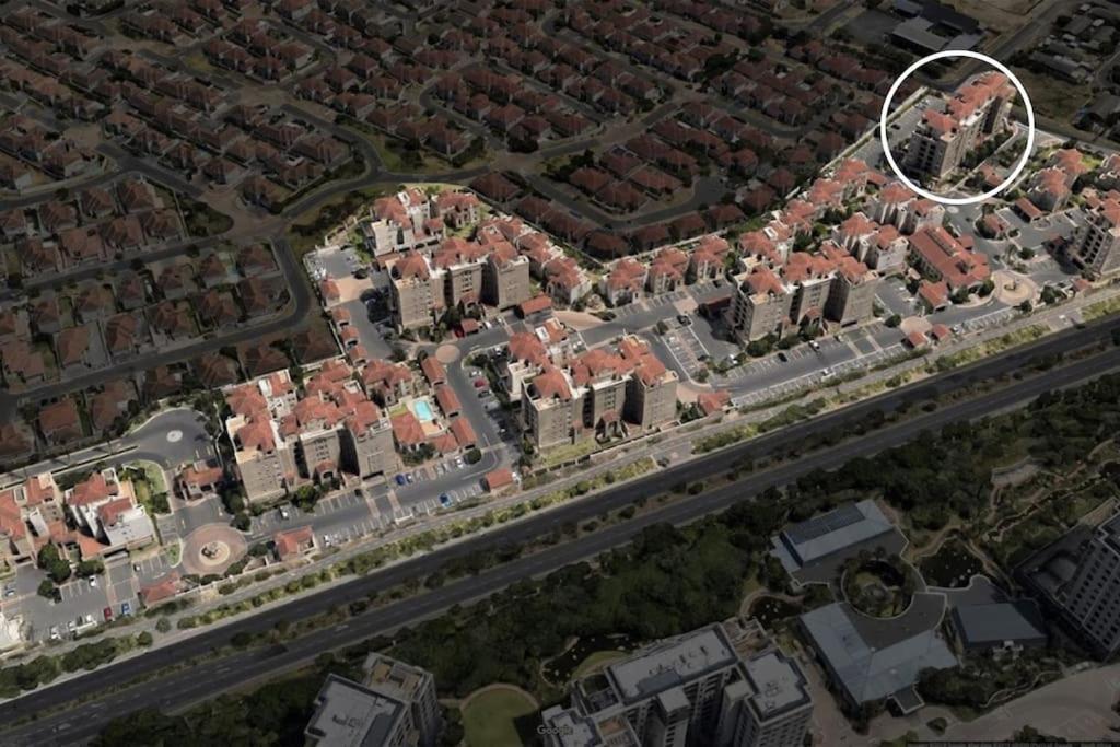 Century Hideaway With Mountain Views, Security, Free Parking Apartamento *