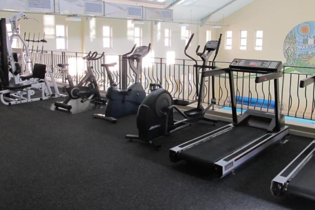 Century Hideaway With Mountain Views, Security, Free Parking Apartamento