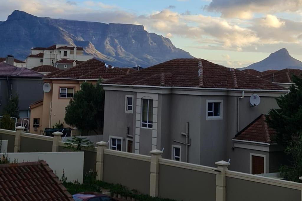 Century Hideaway With Mountain Views, Security, Free Parking *