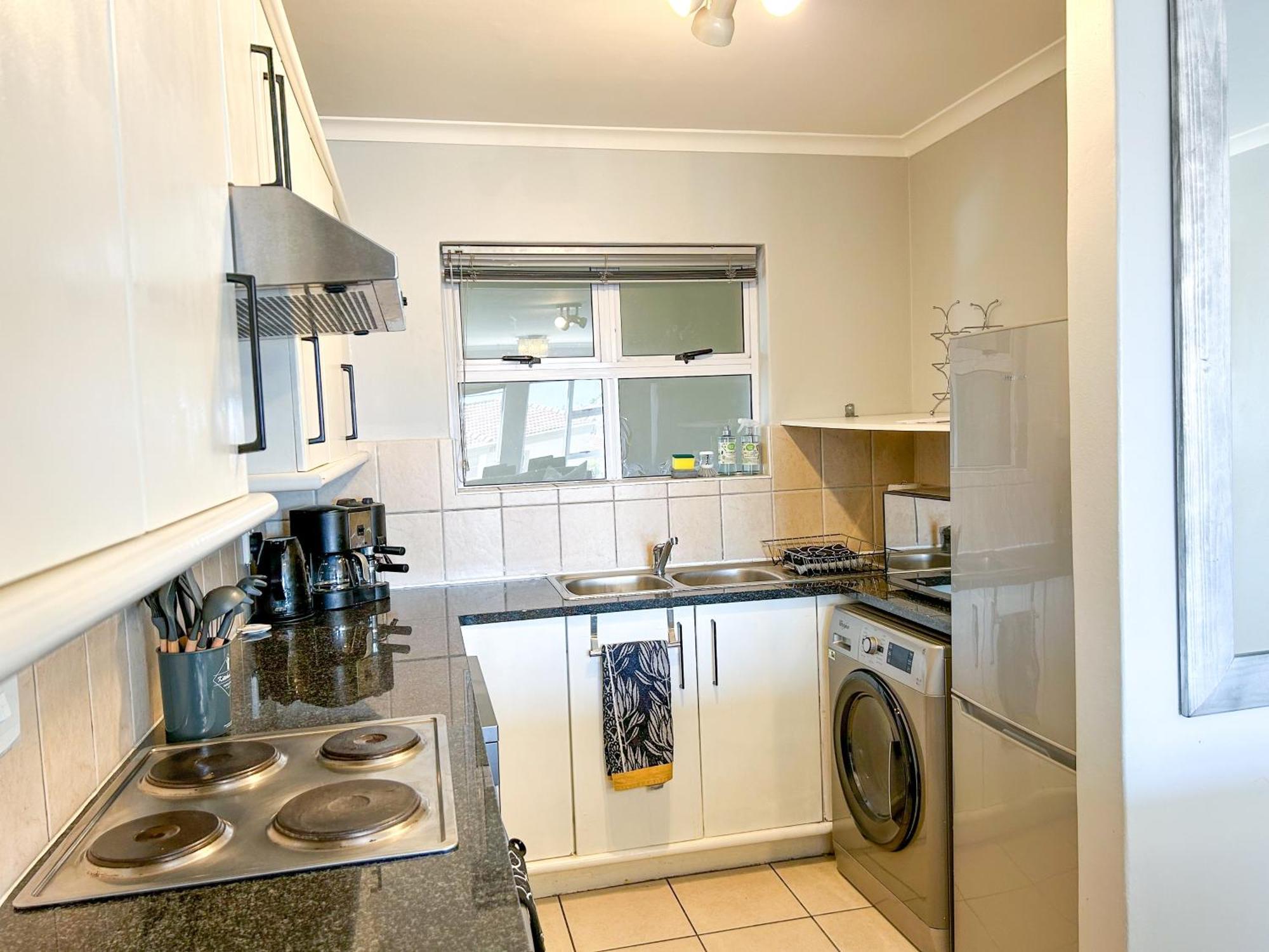 Century Hideaway With Mountain Views, Security, Free Parking