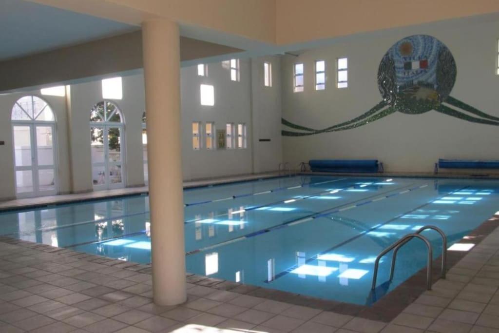Century Hideaway With Mountain Views, Security, Free Parking Apartamento
