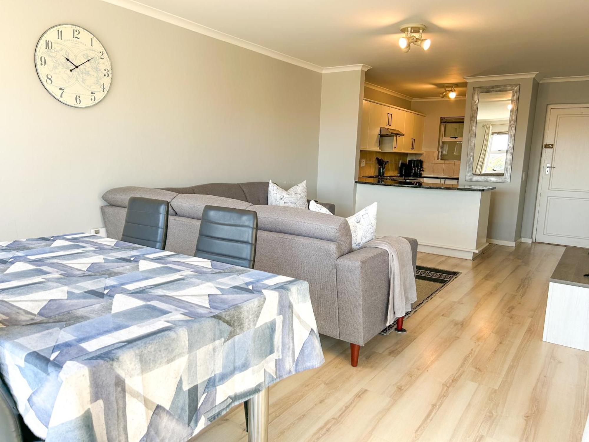 Century Hideaway With Mountain Views, Security, Free Parking *