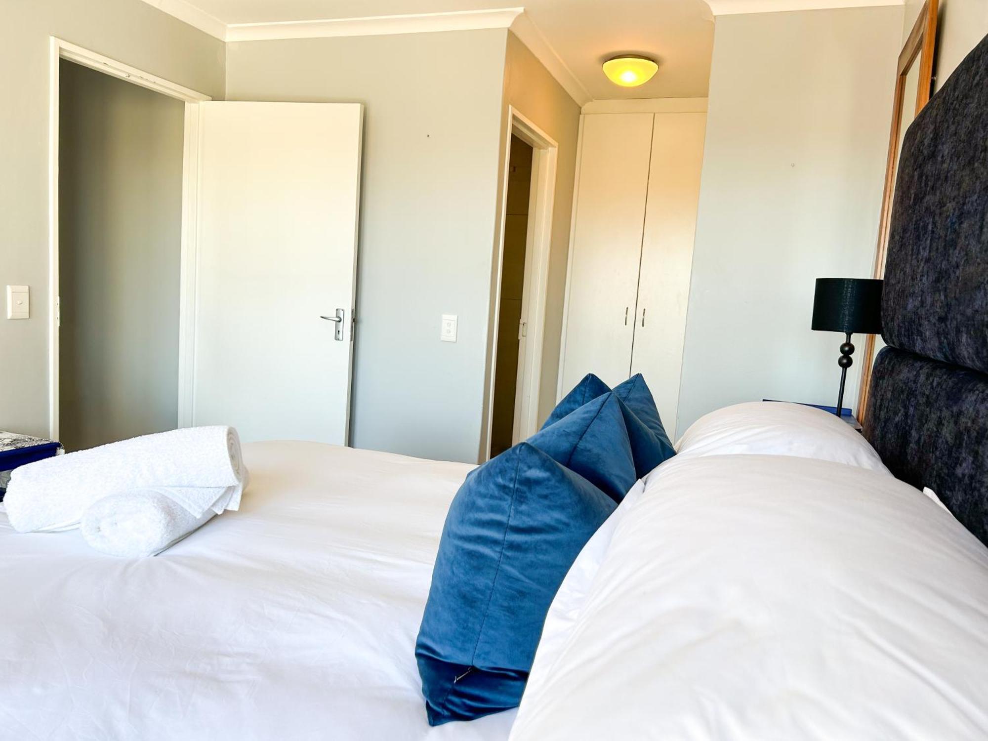 Century Hideaway With Mountain Views, Security, Free Parking