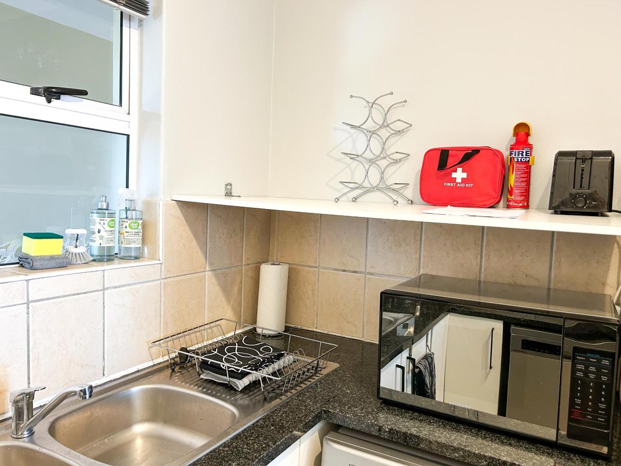 Century Hideaway With Mountain Views, Security, Free Parking