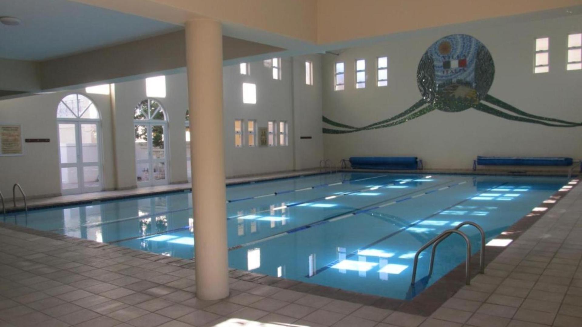 Century Hideaway With Mountain Views, Security, Free Parking